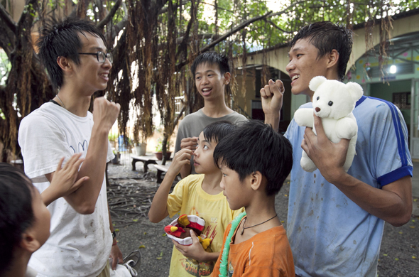 https://vietnam.dailybruin.com/content/part2/web.10.18.bob.orphanage.picK.jpg